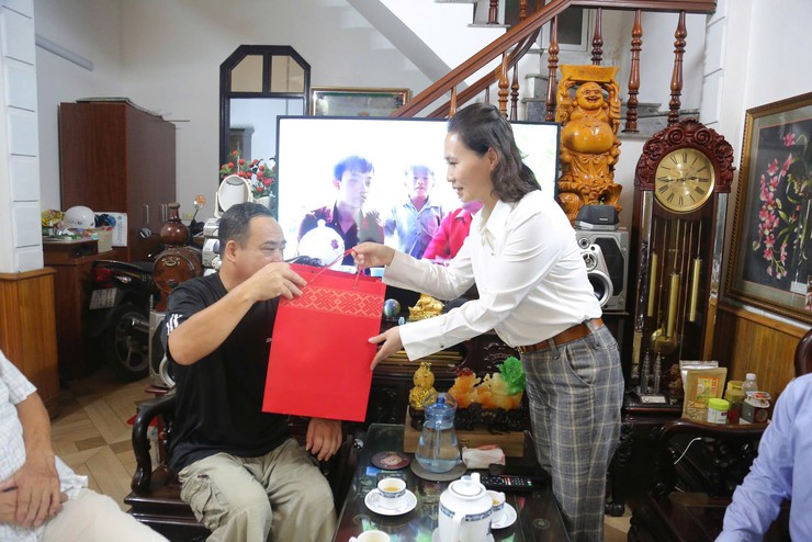 Phường Dương Nội thăm, tặng quà tri ân gia đình chính sách, người có công nhân kỷ niệm 80 năm Quốc khánh - Ảnh 1.