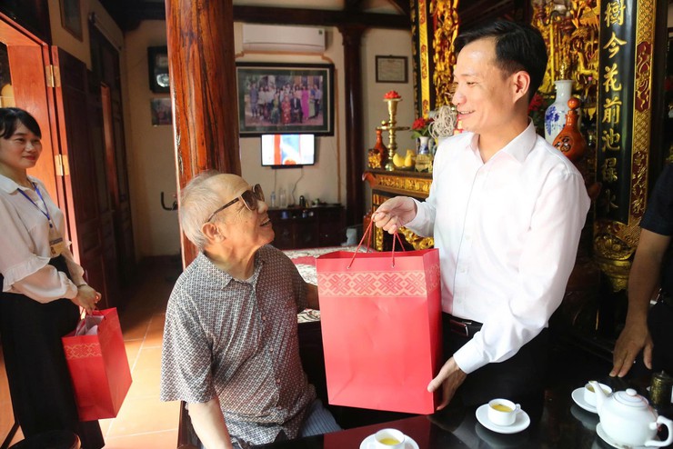 Phường Dương Nội thăm, tặng quà tri ân gia đình chính sách, người có công nhân kỷ niệm 80 năm Quốc khánh - Ảnh 5.