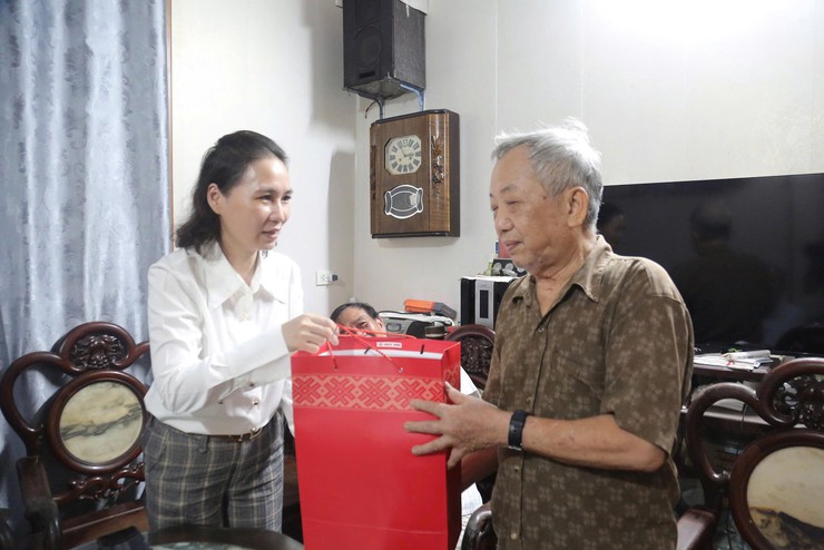 Phường Dương Nội thăm, tặng quà tri ân gia đình chính sách, người có công nhân kỷ niệm 80 năm Quốc khánh - Ảnh 2.