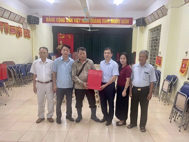 Phường Dương Nội thăm, tặng quà tri ân gia đình chính sách, người có công nhân kỷ niệm 80 năm Quốc khánh - Ảnh 3.