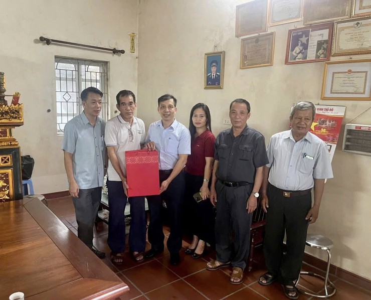 Phường Dương Nội thăm, tặng quà tri ân gia đình chính sách, người có công nhân kỷ niệm 80 năm Quốc khánh - Ảnh 4.