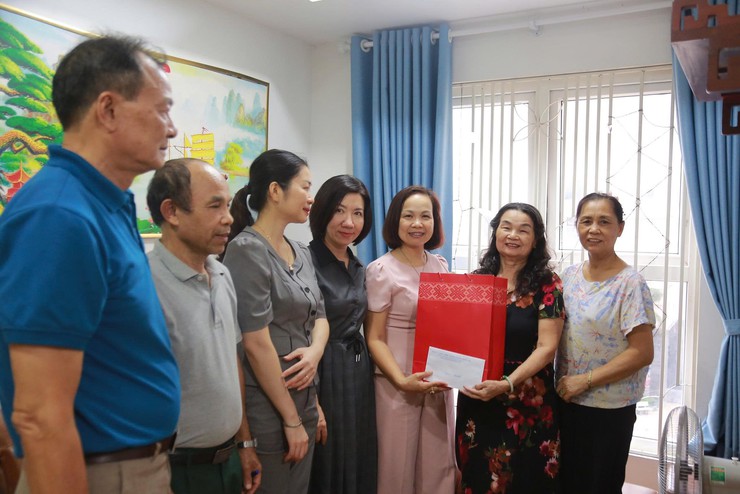 Phường Dương Nội thăm, tặng quà tri ân gia đình chính sách, người có công nhân kỷ niệm 80 năm Quốc khánh - Ảnh 7.