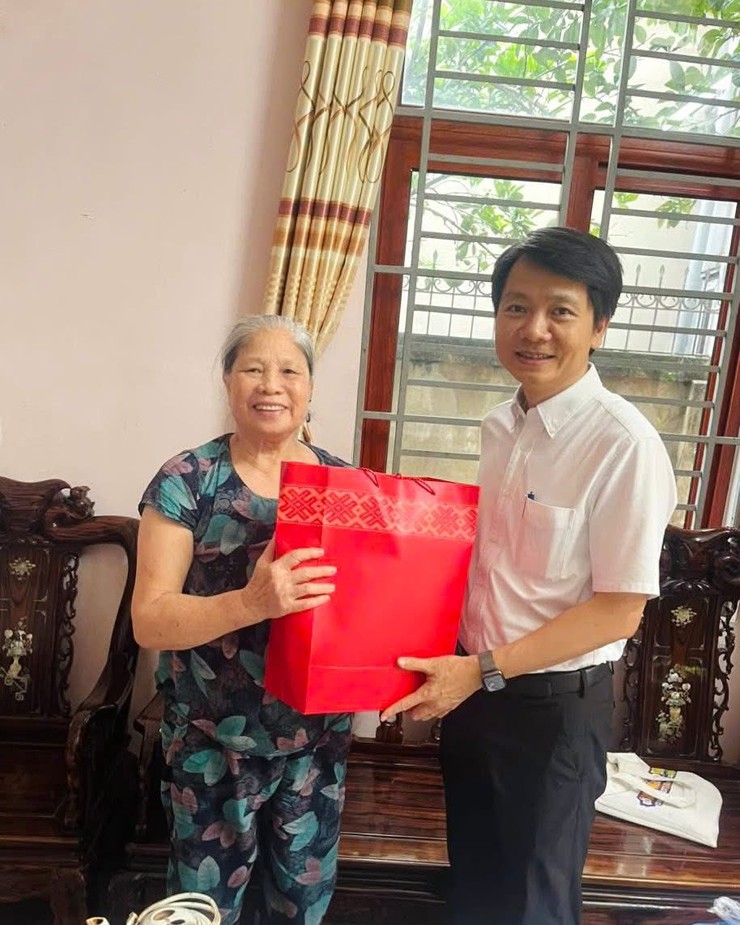 Phường Dương Nội thăm, tặng quà tri ân gia đình chính sách, người có công nhân kỷ niệm 80 năm Quốc khánh - Ảnh 10.