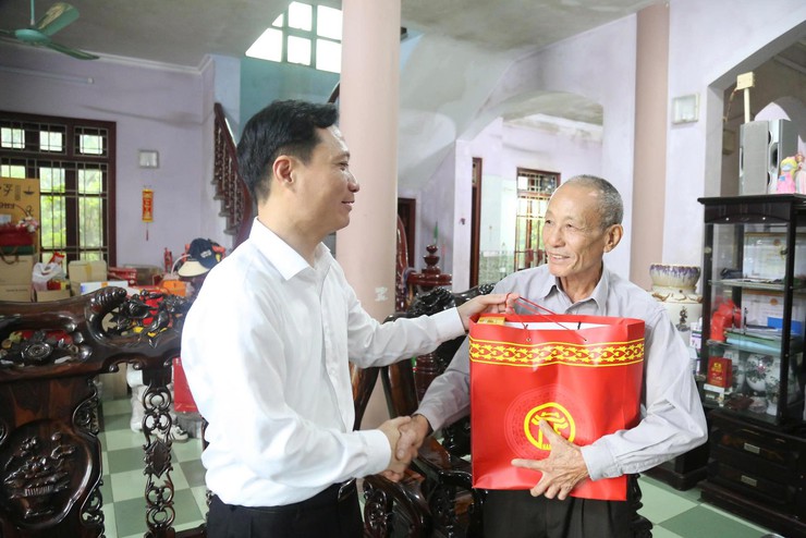 Phường Dương Nội thăm, tặng quà tri ân gia đình chính sách, người có công nhân kỷ niệm 80 năm Quốc khánh - Ảnh 6.