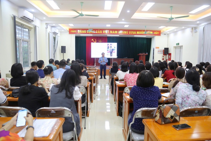Phường Dương Nội tổ chức bồi dưỡng lý luận chính trị hè cho 370 cán bộ, giáo viên các trường học- Ảnh 1.