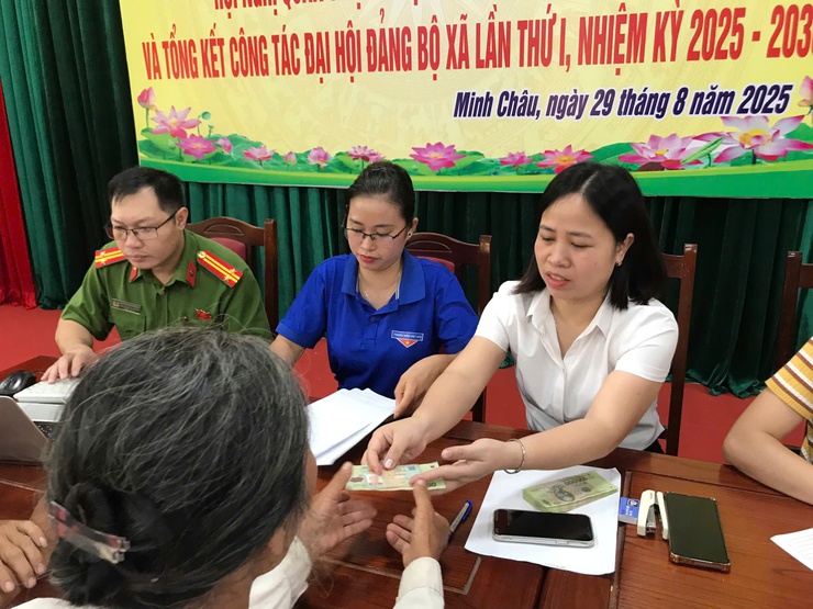 Người dân xã đảo Minh Châu vui mừng đón quà Quốc khánh- Ảnh 3.