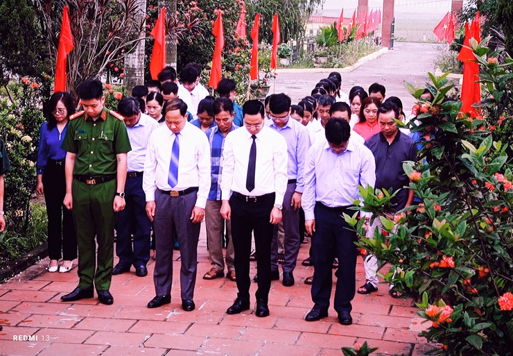  Tam Hưng tổ chức Lễ viếng các nghĩa trang liệt sĩ nhân kỷ niệm 80 năm Cách mạng Tháng Tám và Quốc khánh 2/9- Ảnh 2.