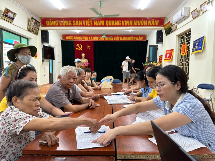 Nhân dân xã Bát Tràng phấn khởi khi đón nhận quà tặng nhân dịp Quốc khánh 2/9- Ảnh 1.