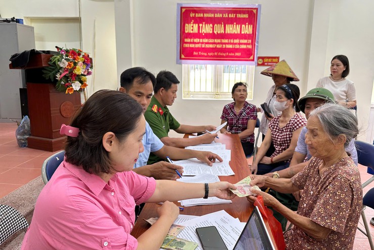 Nhân dân xã Bát Tràng phấn khởi khi đón nhận quà tặng nhân dịp Quốc khánh 2/9- Ảnh 3.