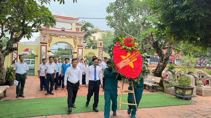  Tam Hưng tổ chức Lễ viếng các nghĩa trang liệt sĩ nhân kỷ niệm 80 năm Cách mạng Tháng Tám và Quốc khánh 2/9- Ảnh 1.