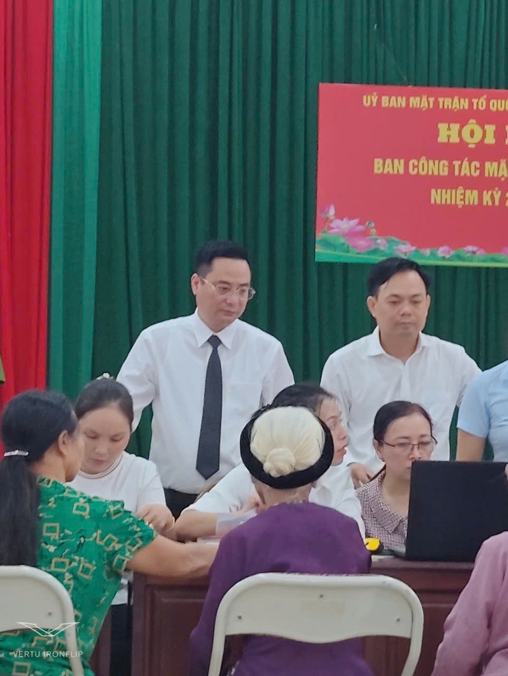 NHÂN DÂN XÃ TAM HƯNG PHẤN KHỞI NHẬN QUÀ TẾT ĐỘC LẬP- Ảnh 2.