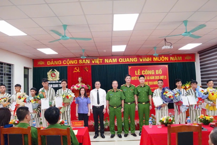 LỄ CÔNG BỐ QUYẾT ĐỊNH ĐẶC XÁ NĂM 2025 TẠI TRẠI TẠM GIAM T16- Ảnh 2.