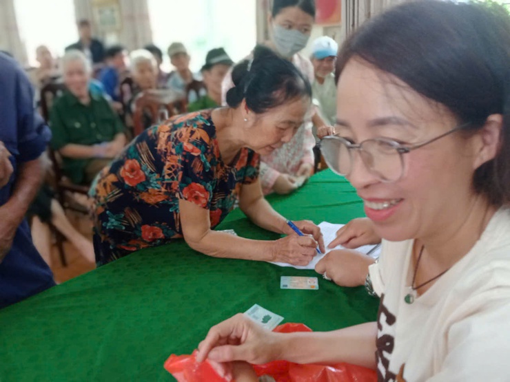 NHÂN DÂN XÃ TAM HƯNG PHẤN KHỞI NHẬN QUÀ TẾT ĐỘC LẬP- Ảnh 3.