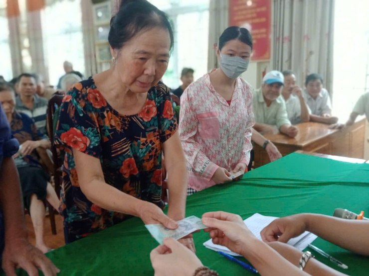 NHÂN DÂN XÃ TAM HƯNG PHẤN KHỞI NHẬN QUÀ TẾT ĐỘC LẬP- Ảnh 4.