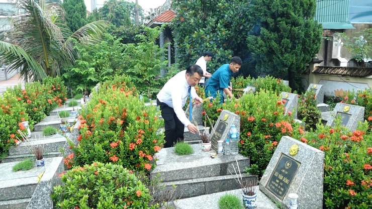 Đảng ủy – HĐND – UBND - Ủy ban MTTQ xã Bình Minh tổ chức Lễ dâng hương tưởng niệm các Anh hùng Liệt sĩ nhân dịp Kỷ niệm 80 năm ngày Quốc khánh Nước cộng hòa xã hội chủ nghĩa Việt Nam- Ảnh 5.