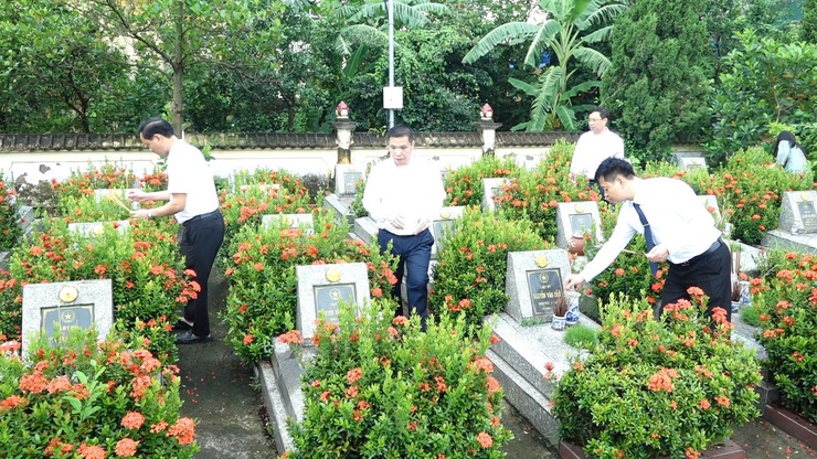 Đảng ủy – HĐND – UBND - Ủy ban MTTQ xã Bình Minh tổ chức Lễ dâng hương tưởng niệm các Anh hùng Liệt sĩ nhân dịp Kỷ niệm 80 năm ngày Quốc khánh Nước cộng hòa xã hội chủ nghĩa Việt Nam- Ảnh 6.