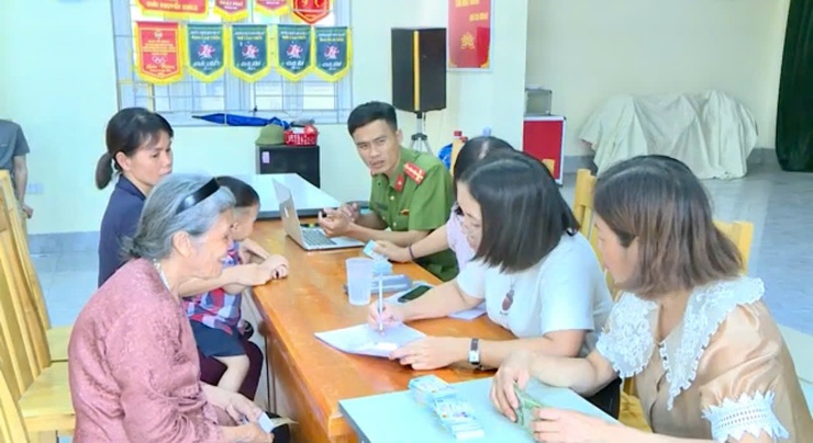 Xã Phúc Thọ khẩn trương chi trả tiền quà nhân dịp kỷ niệm 80 năm Cách mạng tháng Tám và Quốc khánh 2/9- Ảnh 1.