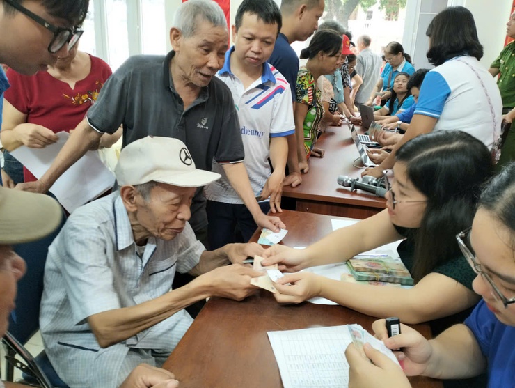Phường Kiến Hưng kịp thời chi trả chế độ Quà Tết độc lập cho người dân- Ảnh 5.