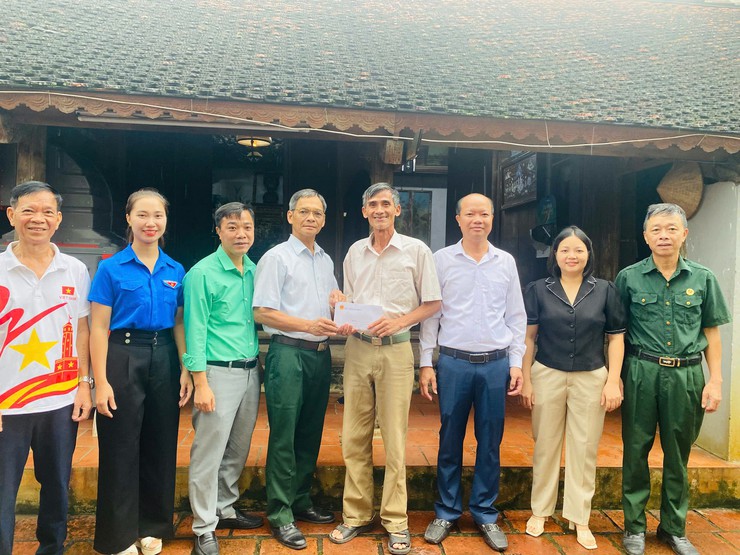 MTTQ Việt Nam xã Tam Hưng trao quà hỗ trợ các gia đình khó khăn nhân dịp 80 năm Cách mạng Tháng Tám và Quốc khánh 2/9- Ảnh 2.