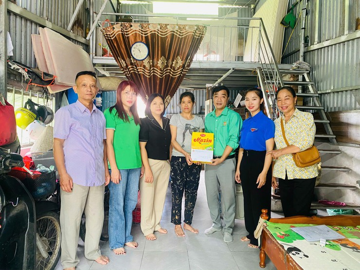 MTTQ Việt Nam xã Tam Hưng trao quà hỗ trợ các gia đình khó khăn nhân dịp 80 năm Cách mạng Tháng Tám và Quốc khánh 2/9- Ảnh 6.