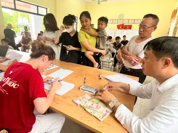 Nhân dân xã Bát Tràng phấn khởi khi đón nhận quà tặng nhân dịp Quốc khánh 2/9- Ảnh 2.