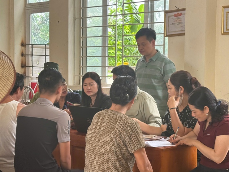 Người dân xã Bình Minh phấn khởi nhận quà mừng 80 năm Quốc khánh 2/9- Ảnh 1.