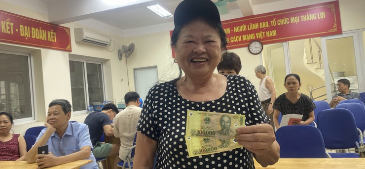 Nhân dân phường Tây Hồ phấn khởi đón nhận quà ý nghĩa dịp Quốc khánh 2/9- Ảnh 2.