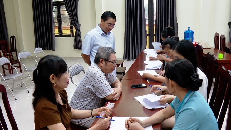 CHỦ TỊCH UBND XÃ ỨNG HÒA NGUYỄN ĐỨC BÌNH KIỂM TRA CÔNG TÁC CẤP PHÁT QUÀ TẶNG NHÂN DÂN NHÂN DỊP 2/9.- Ảnh 1.