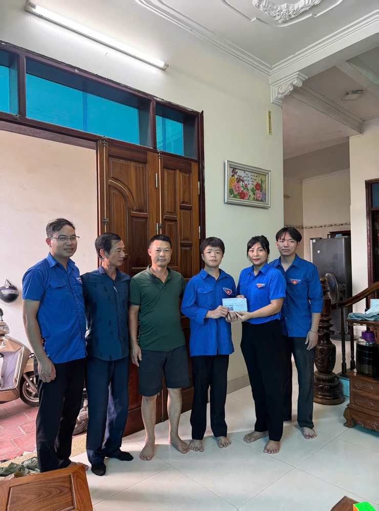 Uỷ ban MTTQ và các tổ chức chính trị xã Bình Minh tặng quà cho đoàn viên, hội viên có hoàn cảnh khó khăn nhân dịp kỷ niệm 80 năm Quốc khánh 2/9- Ảnh 1.