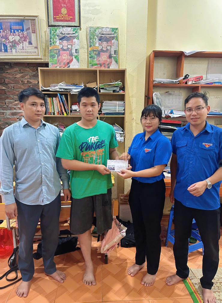 Uỷ ban MTTQ và các tổ chức chính trị xã Bình Minh tặng quà cho đoàn viên, hội viên có hoàn cảnh khó khăn nhân dịp kỷ niệm 80 năm Quốc khánh 2/9- Ảnh 2.