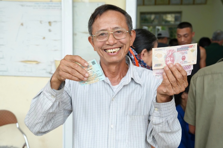 Nhân dân Thanh Oai phấn khởi nhận quà Quốc khánh 2/9- Ảnh 6.