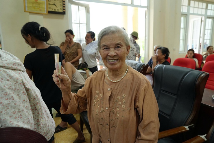 Nhân dân Thanh Oai phấn khởi nhận quà Quốc khánh 2/9- Ảnh 9.