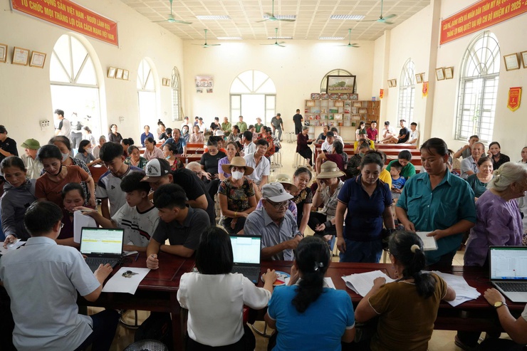 Nhân dân Thanh Oai phấn khởi nhận quà Quốc khánh 2/9- Ảnh 1.