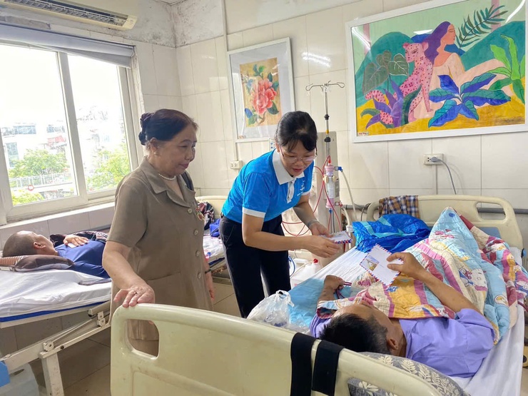 Hội Liên hiệp phụ nữ phường Lĩnh Nam đã tổ chức thăm hỏi, tặng quà cán bộ bị địch bắt tù đày, hội viên khó khăn..- Ảnh 1.