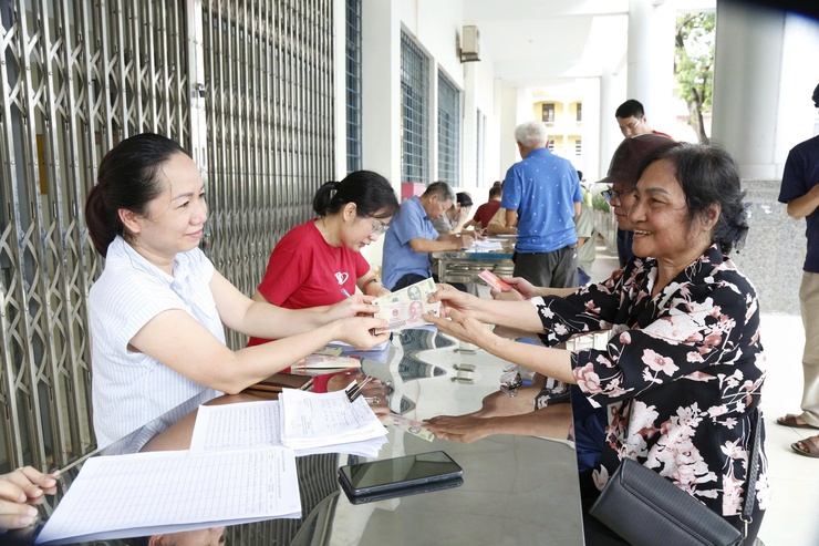 Phường Hà Đông tích cực chi trả tiền quà kỷ niệm Quốc khánh 2/9 cho người dân- Ảnh 3.