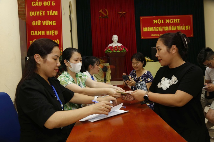 Phường Hà Đông tích cực chi trả tiền quà kỷ niệm Quốc khánh 2/9 cho người dân- Ảnh 7.