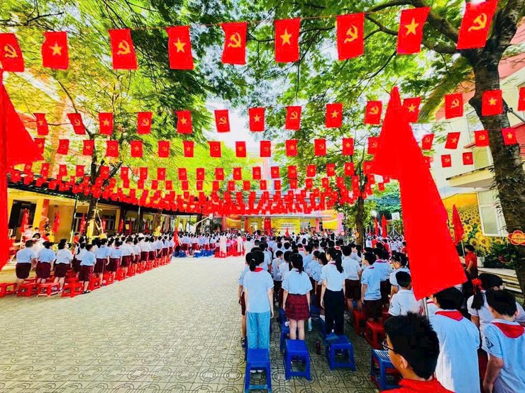 Trường Tiểu học Hoàng Liệt thực hiện lễ chào cờ đầu tiên của năm học mới và tặng quà cho các em học sinh có hoàn cảnh khó khăn- Ảnh 1.