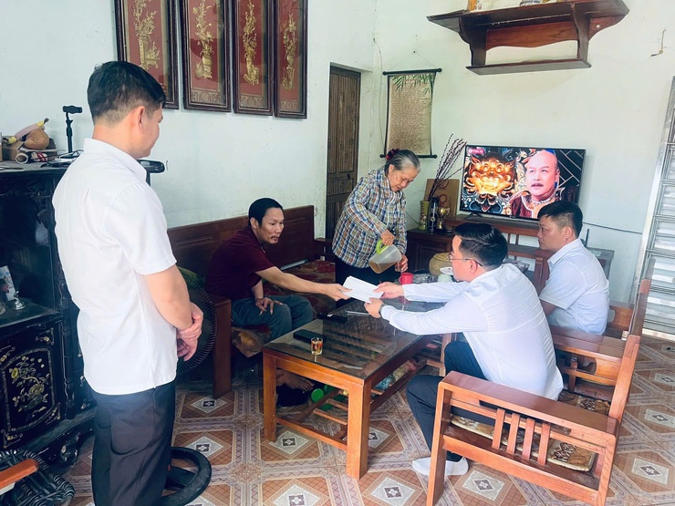 SỞ NÔNG NGHIỆP VÀ MÔI TRƯỜNG HÀ NỘI TẶNG QUÀ HỘ CẬN NGHÈO XÃ YÊN BÀI
- Ảnh 3.
