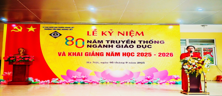 Trường Tiểu học Hoàng Liệt thực hiện lễ chào cờ đầu tiên của năm học mới và tặng quà cho các em học sinh có hoàn cảnh khó khăn- Ảnh 2.