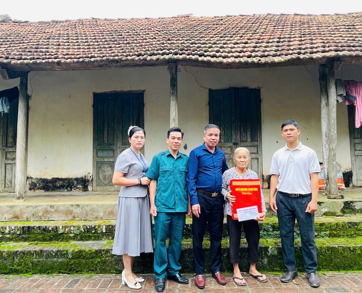 QUÂN ỦY TRUNG ƯƠNG – BỘ QUỐC PHÒNG TẶNG QUÀ CÁC HỘ CÓ HOÀN CẢNH KHÓ KHĂN TRÊN ĐỊA BÀN XÃ YÊN BÀI- Ảnh 3.