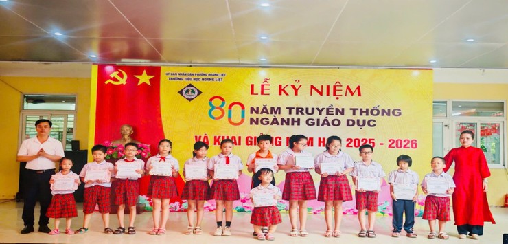 Trường Tiểu học Hoàng Liệt thực hiện lễ chào cờ đầu tiên của năm học mới và tặng quà cho các em học sinh có hoàn cảnh khó khăn- Ảnh 3.