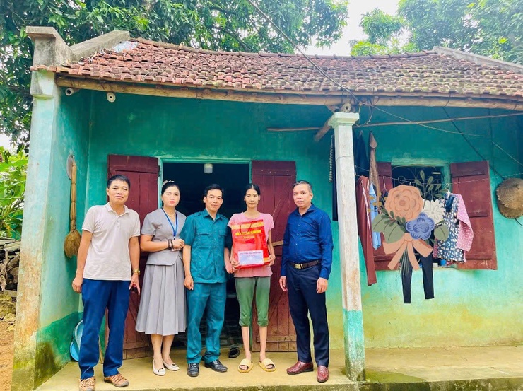 QUÂN ỦY TRUNG ƯƠNG – BỘ QUỐC PHÒNG TẶNG QUÀ CÁC HỘ CÓ HOÀN CẢNH KHÓ KHĂN TRÊN ĐỊA BÀN XÃ YÊN BÀI- Ảnh 2.