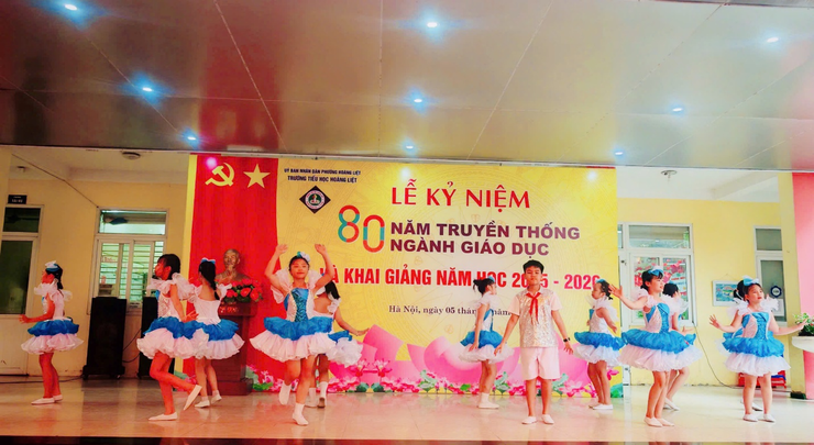 Trường Tiểu học Hoàng Liệt thực hiện lễ chào cờ đầu tiên của năm học mới và tặng quà cho các em học sinh có hoàn cảnh khó khăn- Ảnh 4.