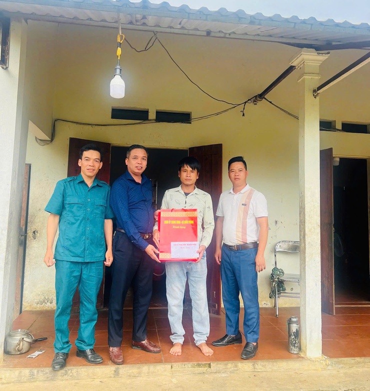 QUÂN ỦY TRUNG ƯƠNG – BỘ QUỐC PHÒNG TẶNG QUÀ CÁC HỘ CÓ HOÀN CẢNH KHÓ KHĂN TRÊN ĐỊA BÀN XÃ YÊN BÀI- Ảnh 1.
