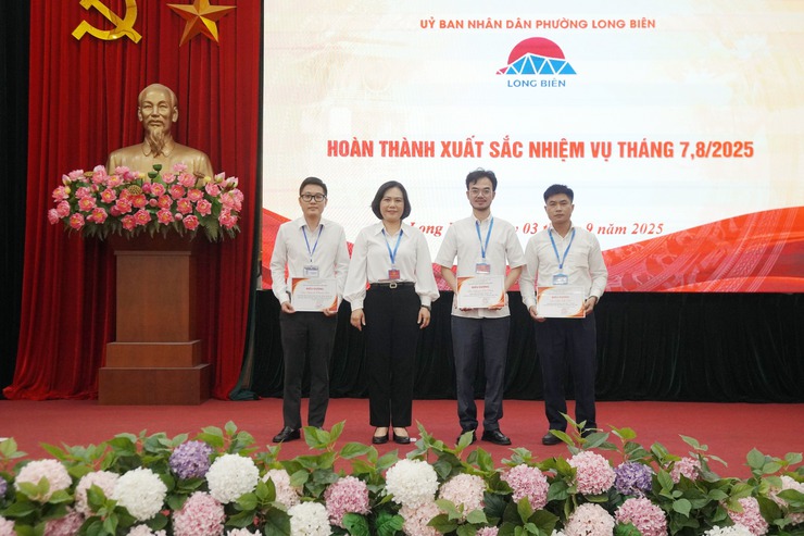 UBND phường Long Biên tổ chức Lễ chào cờ tháng 9/2025- Ảnh 6.
