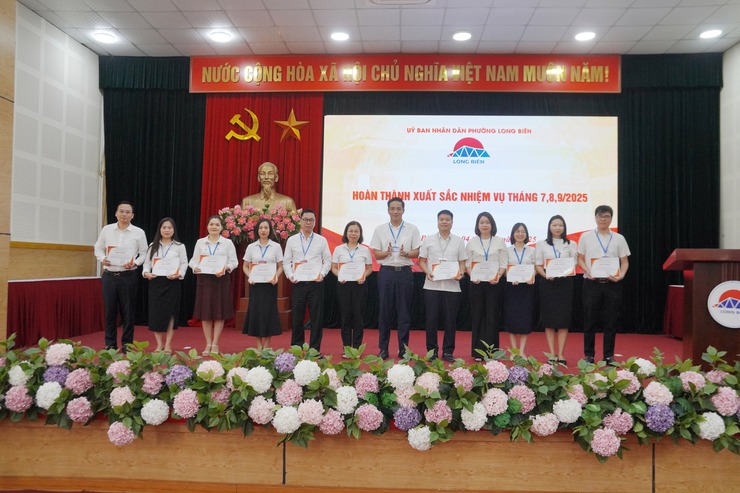 UBND phường Long Biên tổ chức Lễ chào cờ tháng 9/2025- Ảnh 4.