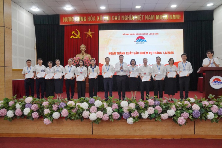 UBND phường Long Biên tổ chức Lễ chào cờ tháng 9/2025- Ảnh 5.