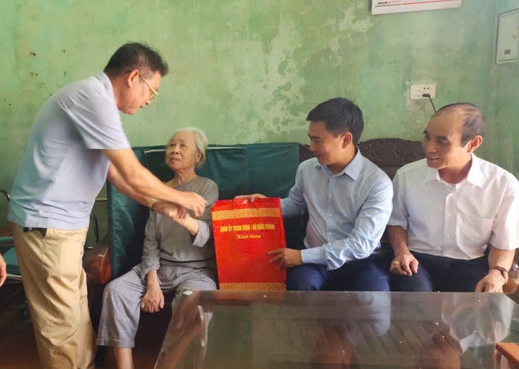 Phường Sơn Tây: Trao quà của Quân ủy Trung ương và Bộ Quốc phòng đến các hộ có hoàn cảnh khó khăn- Ảnh 1.