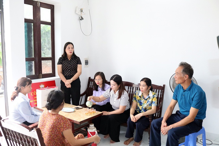 Uỷ ban MTTQ xã Quảng Bị thăm và tặng quà cho hộ cận nghèo ở thôn Lương Xá- Ảnh 1.