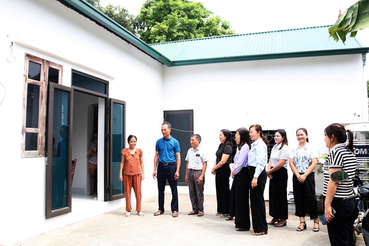 Uỷ ban MTTQ xã Quảng Bị thăm và tặng quà cho hộ cận nghèo ở thôn Lương Xá- Ảnh 4.